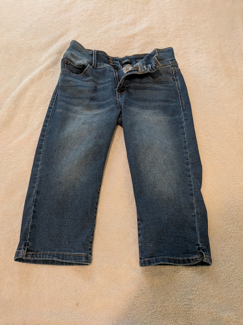 Women's Capri Blue Jeans - Mid-Rise Stretch